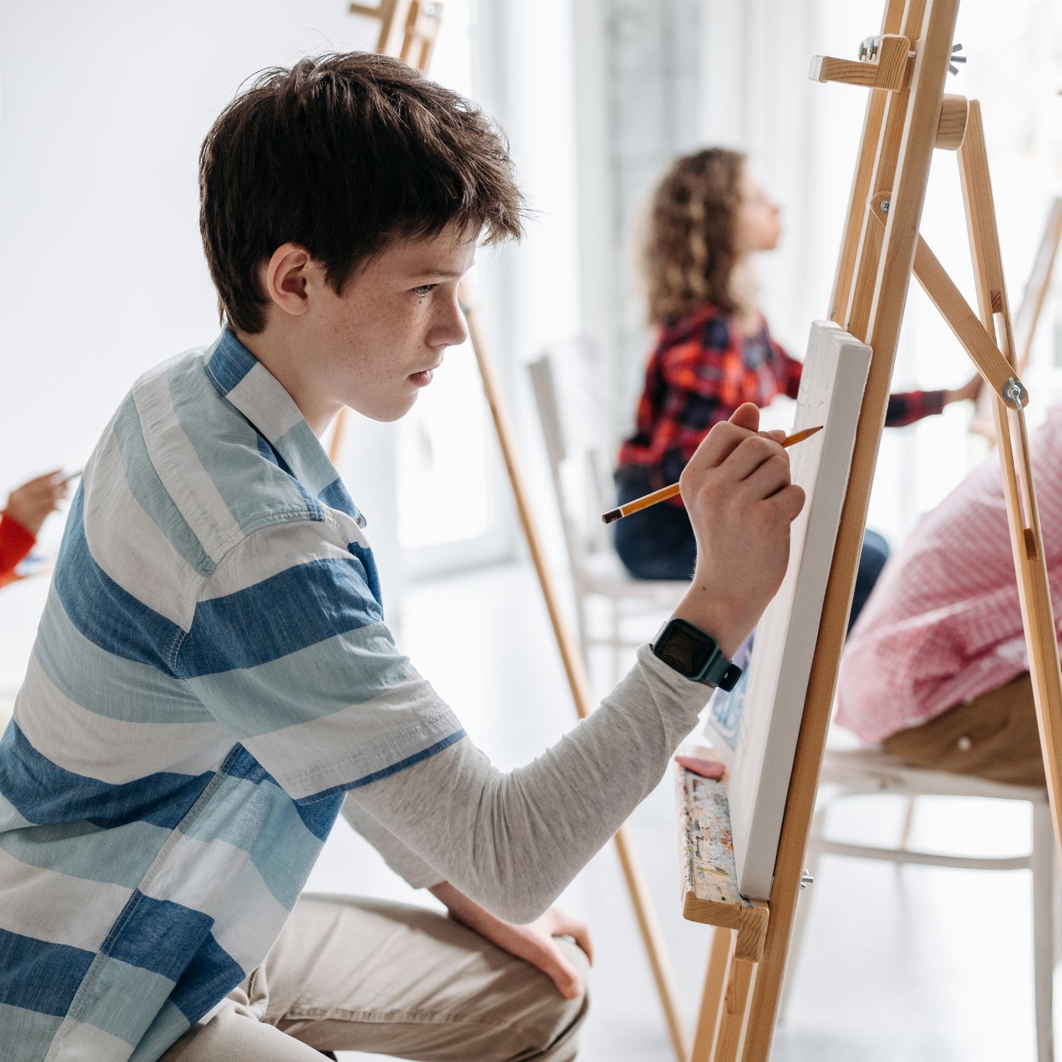 student draw the painting in art class at learn the art