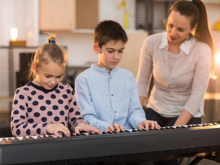 Group piano lessons with kids learning together
